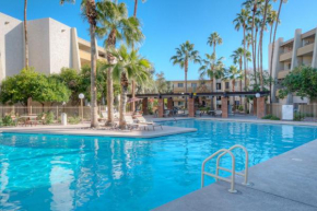 Exquisite 2br Condo W Pool Near Old Town